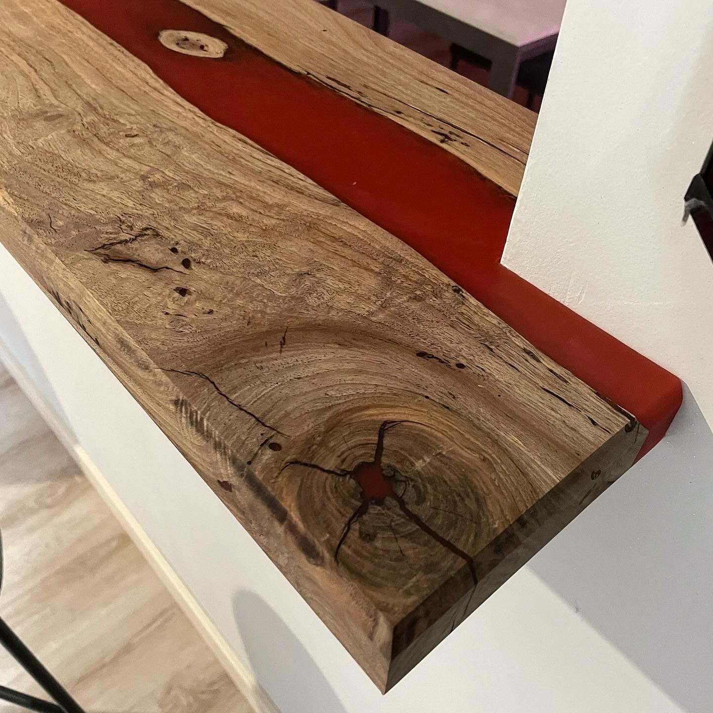 Mensola Noce e Resina Rossa